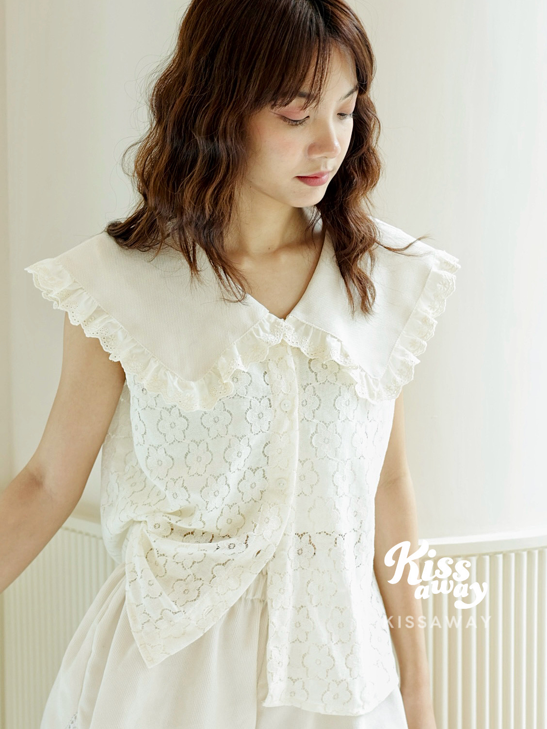 ใหม่! Daisy blooms tops (141) เสื้อแขนกุดผ้าลูกไม้ครีม ดีไซน์คอปกลูกฟูก ใส่คู่กับเกาะอกหรือบราสีอ่อน
