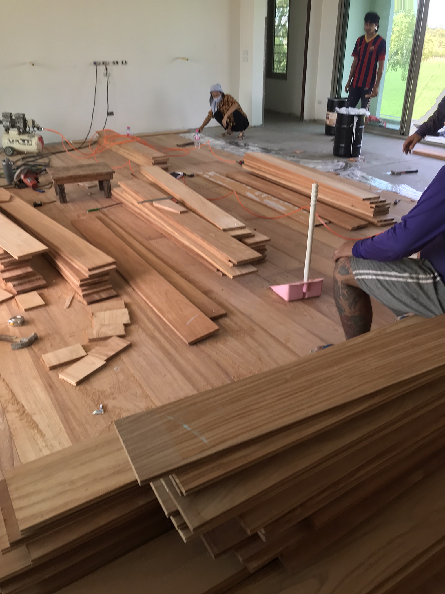 ช่างซ่อมพื้นไม้ปาร์เก้