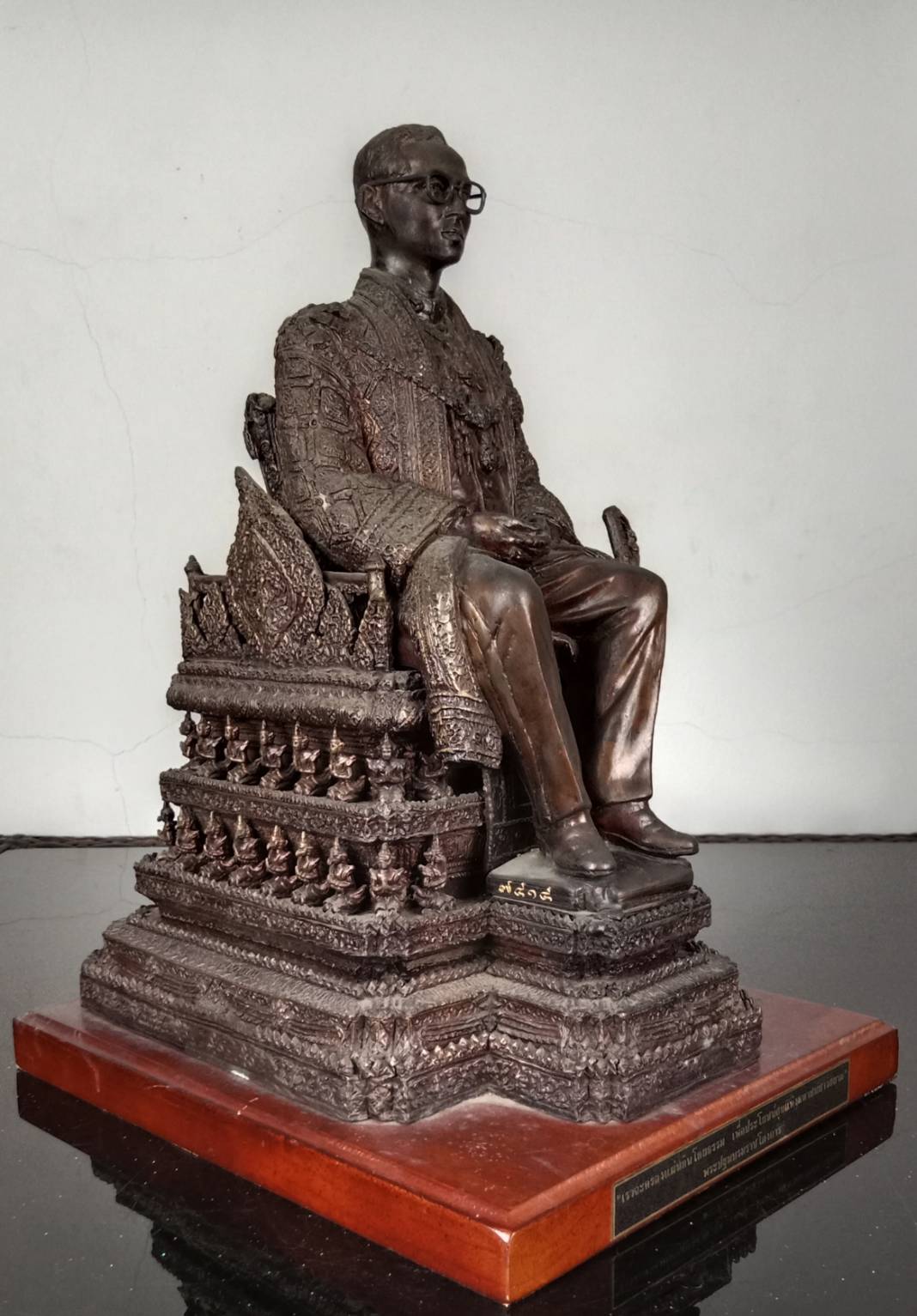 48.พระบรมรูปหล่อในหลวงรัชกาลที่9 พระบาทสมเด็จพระปรมินทรมหาภูมิพลอดุลยเดช ทรงประทับบนพระที่นั่งราชยานพุดตานทอง