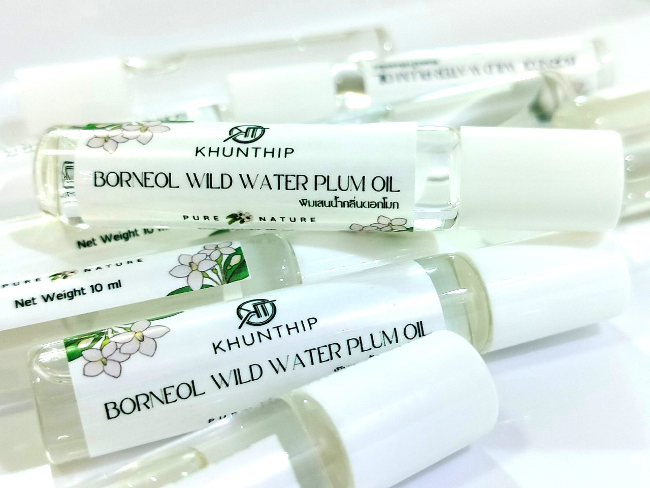 พิมเสนแท้ชนิดน้ำ กลิ่นดอกโมก คุณทิพย์ 10 มล. (Khunthip Wild Water Plum Camphor Borneol 10ml) ในรูปแบบโรลออน