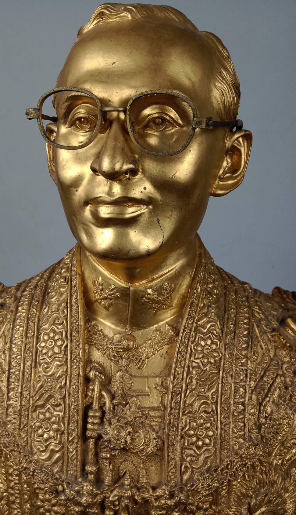 532.พระบรมรูปครึ่งพระองค์ในหลวงรัชกาลที่ 9 พระบาทสมเด็จพระปรมินทรมหาภูมิพลอดุลยเดช ทรงชุดฉลองพระองค์เต็มยศ