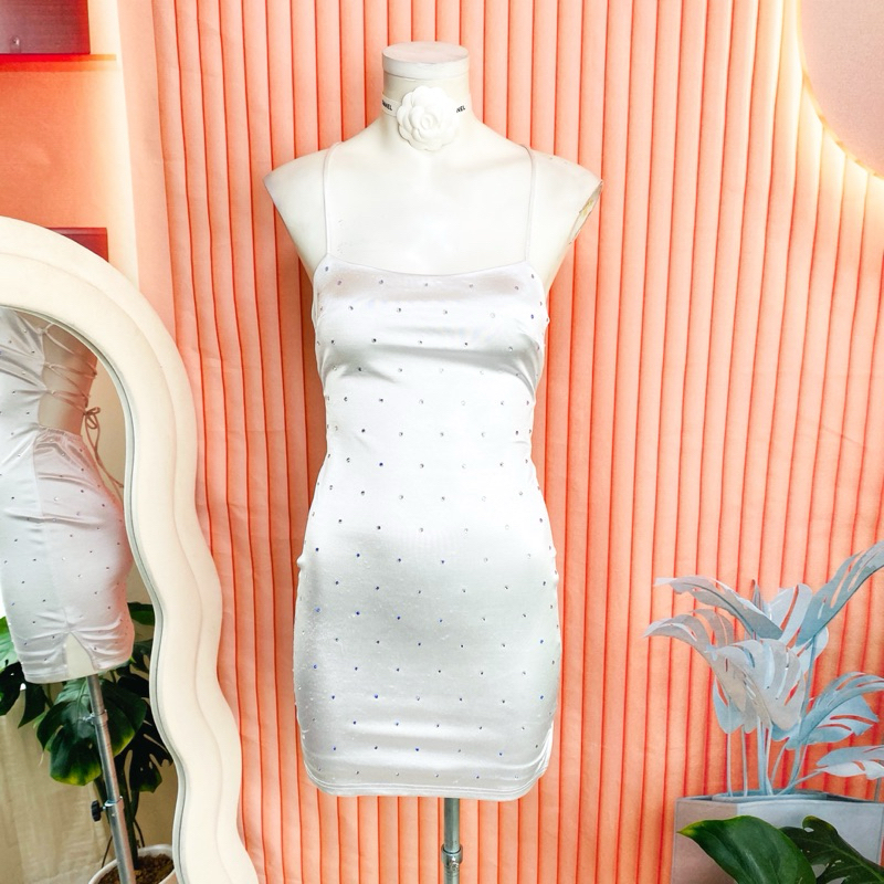 ไซด์ XS มือ 1 แบรนด์ Winsor แท้ 100%🌸เดรส สานหลัง งานเกล็ดวิบวับ สีขาวมุข ใส่ออกงาน ทรงเข้ารูป เดรสออกงาน ชุดปาร์ตี้