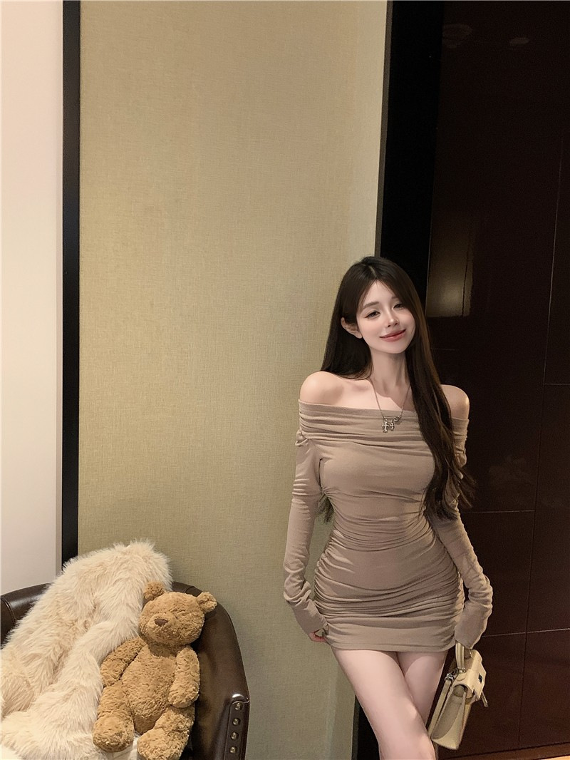 เดรสปาดไหล่ สีครีม เดรสเซ็กซี่ CN2458