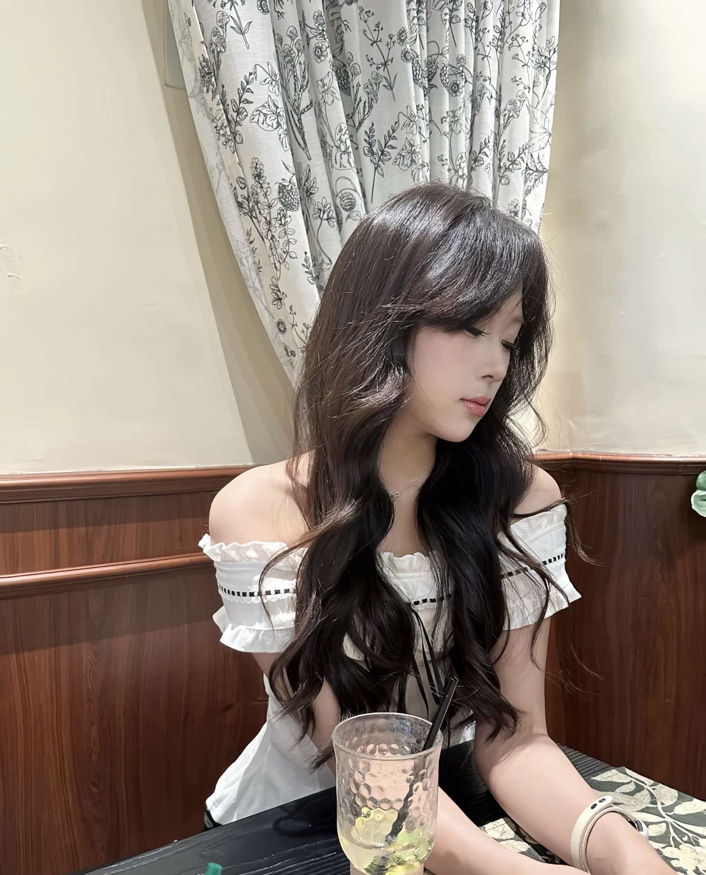 ส่งด่วนในไทยเสื้้อครอป ขาว ปาดไหล่ โบว์ดำ พร้อมส่ง CN8111