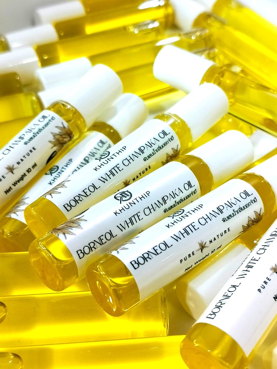 พิมเสนแท้ชนิดน้ำ กลิ่นจำปี คุณทิพย์ 10 มล. (Khunthip White Champaka Camphor Borneol 10ml) ในรูปแบบโรลออน