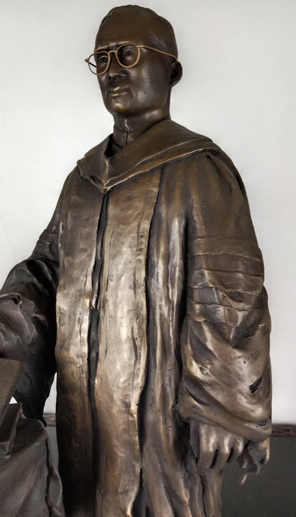 112.พระบรมรูปหล่อในหลวงรัชกาลที่9 พระบาทสมเด็จพระปรมินทรมหาภูมิพลอดุลยเดช ฉลองพระองค์ครุยดุษฎีบัณฑิตกิตติมศักดิ์ของสถาบันบัณฑิตพัฒนบริหารศาสตร์ ประทับยืน