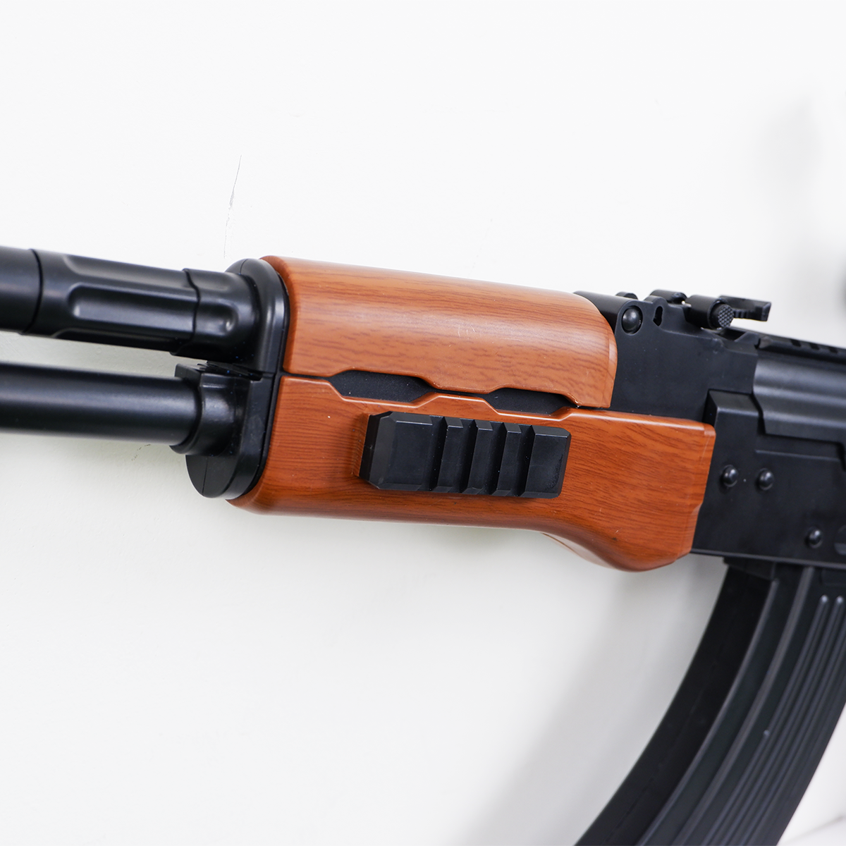 (19)AKM-47 ลายไม้ ปืนเจลไฟฟ้า ของเล่น ยิงรัวได้ ชักยิงได้