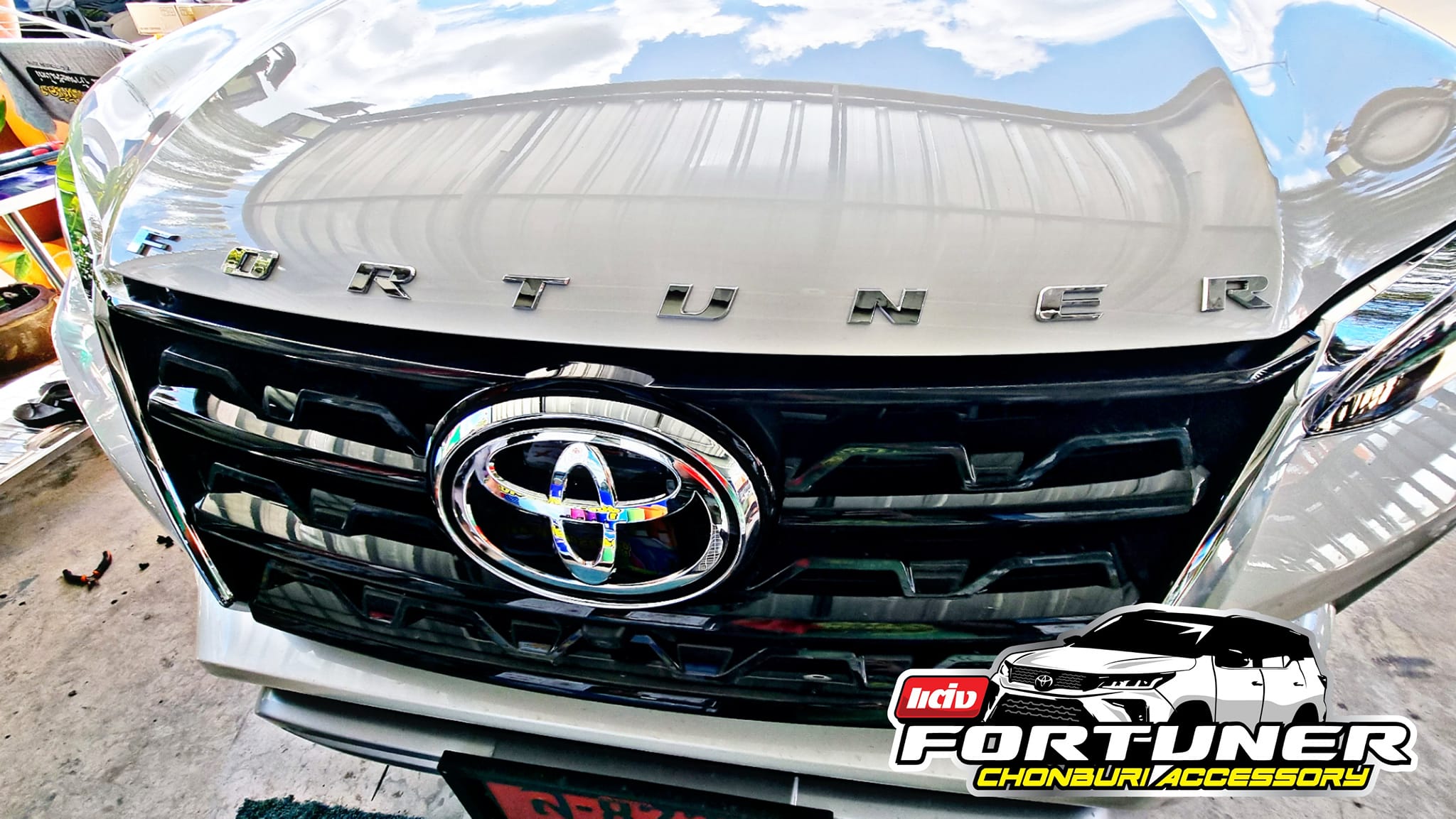 โลโก้หน้ารถ Fortuner สีโครเมี่ยม