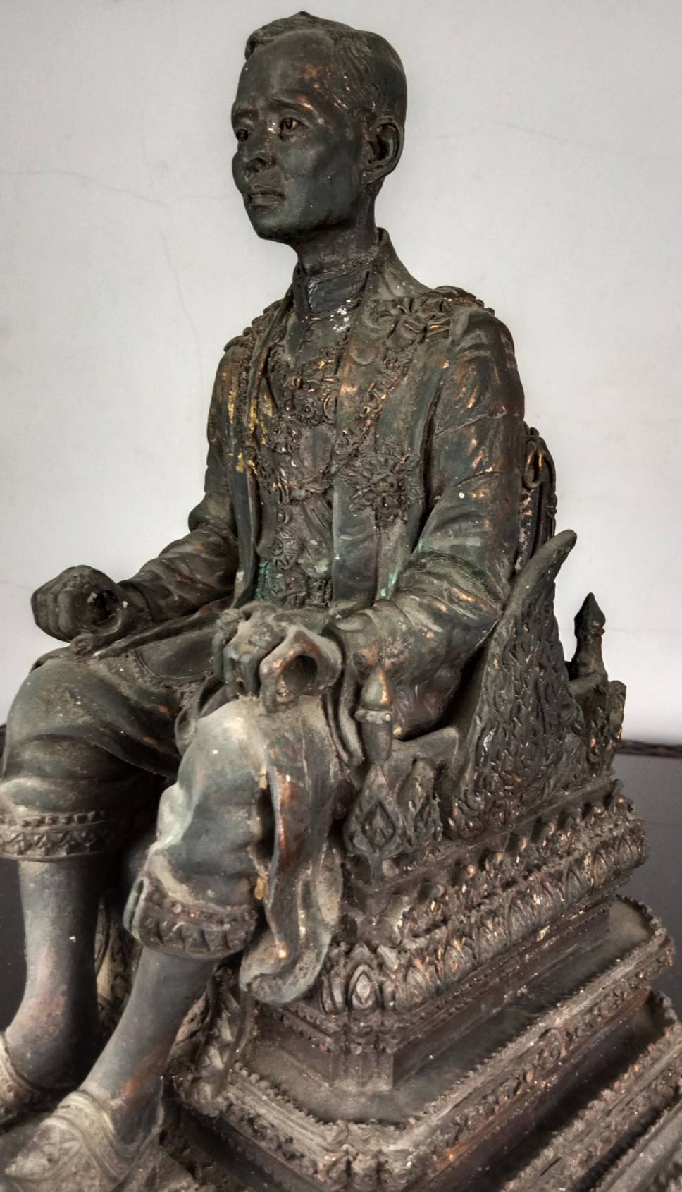 32.พระบรมรูปหล่อในหลวงรัชกาลที่9 พระบาทสมเด็จพระปรมินทรมหาภูมิพลอดุลยเดช ทรงประทับบนพระที่นั่งราชยานพุดตานทอง