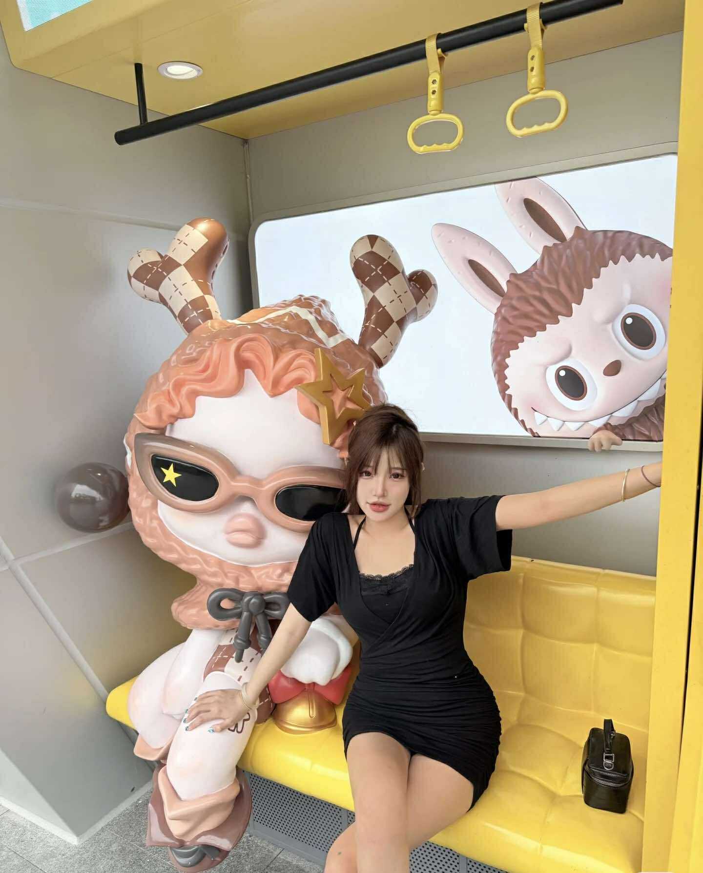 ชุดเดรสสั้น ดีเทลสายเดี่ยวแขนปาดไหล่ พร้อมส่งด่วนในไทย