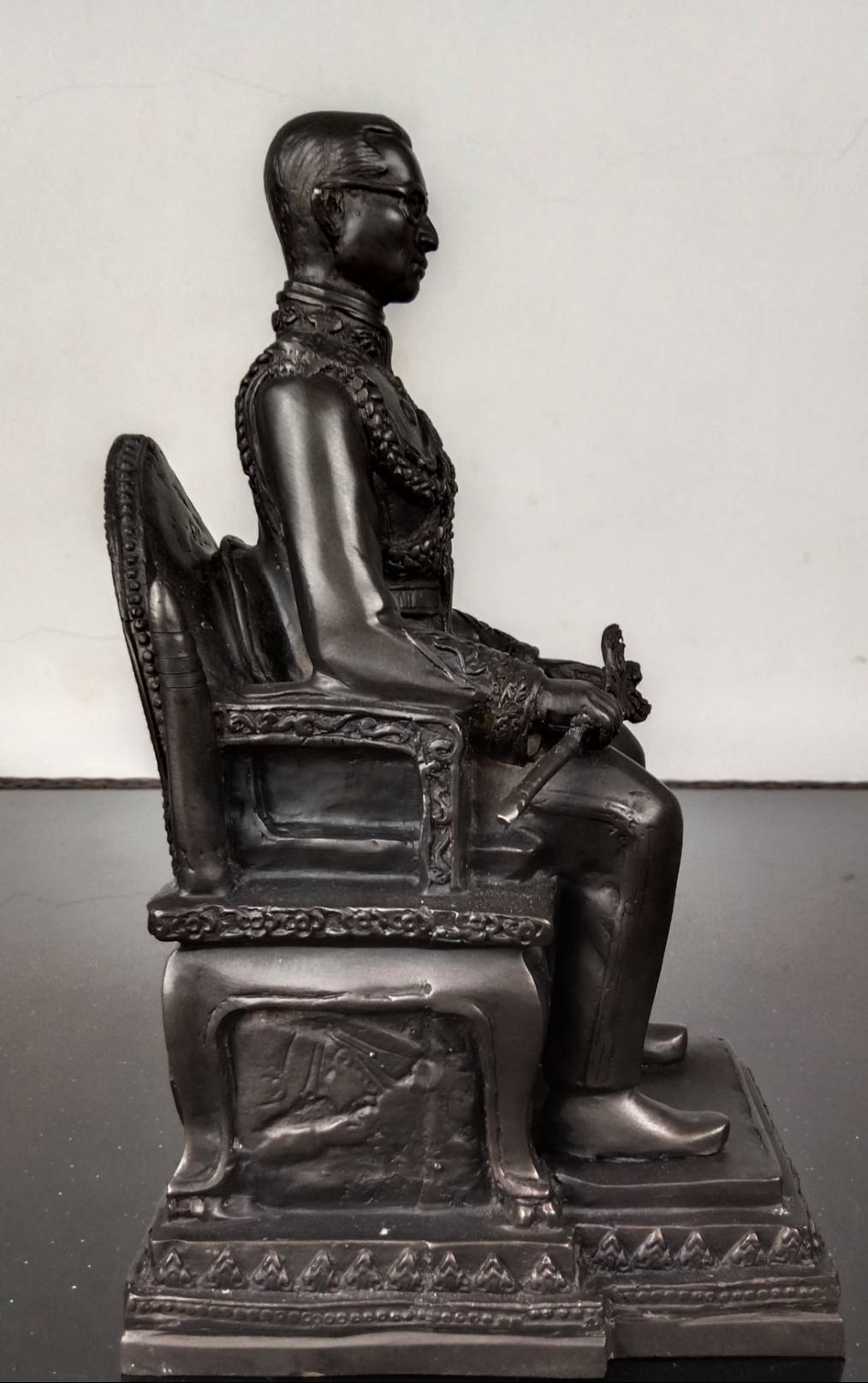 571.พระบรมรูปหล่อในหลวงรัชกาลที่ 9 พระบาทสมเด็จพระปรมินทรมหาภูมิพลอดุลยเดช ทรงประทับนั่งบัลลังก์