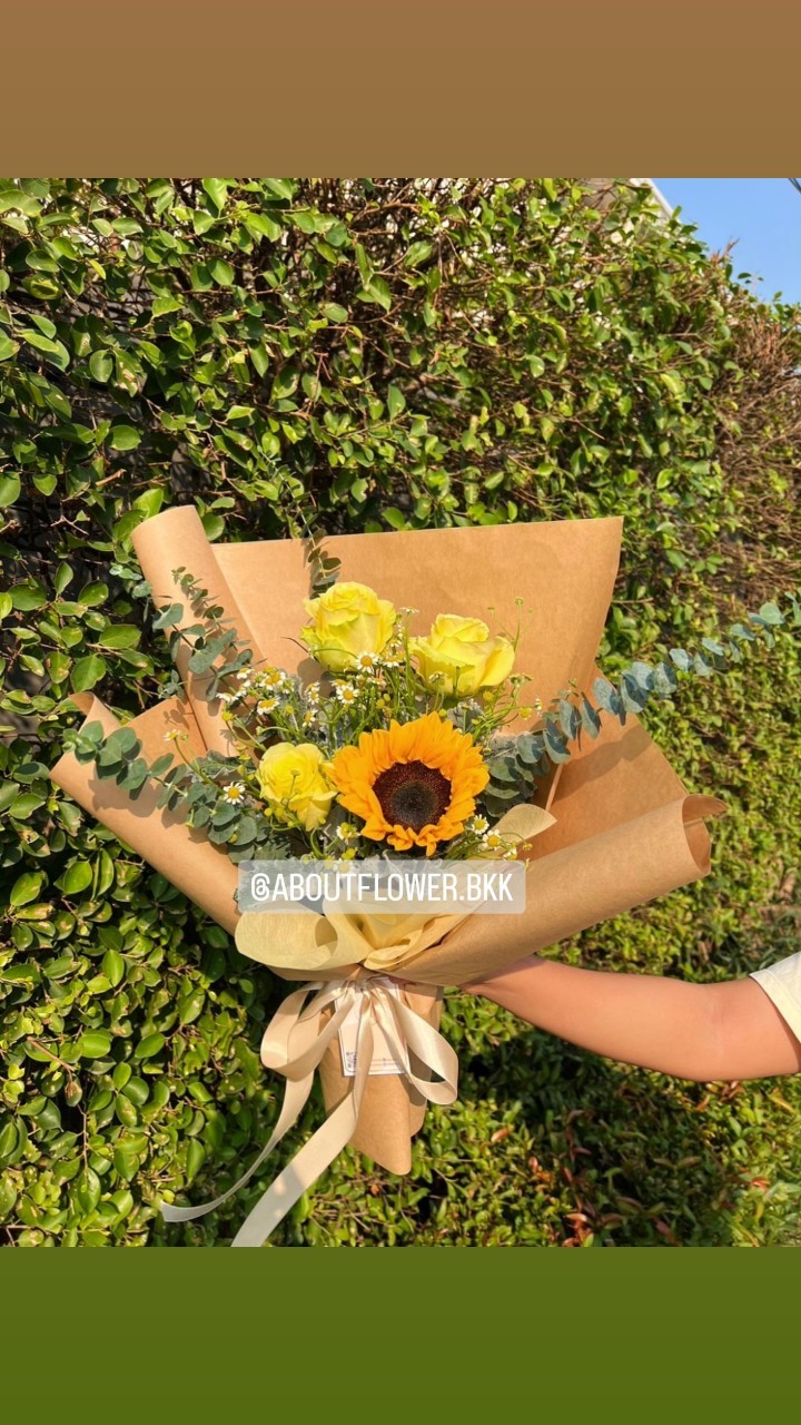 Fresh Flower Small Bouquet ดอกทานตะวัน จำนวน 1 ดอก พร้อม ดอกกุหลาบ จำนวน 3 ดอก พร้อมตกแต่ง สามารถเปลี่ยนสีได้