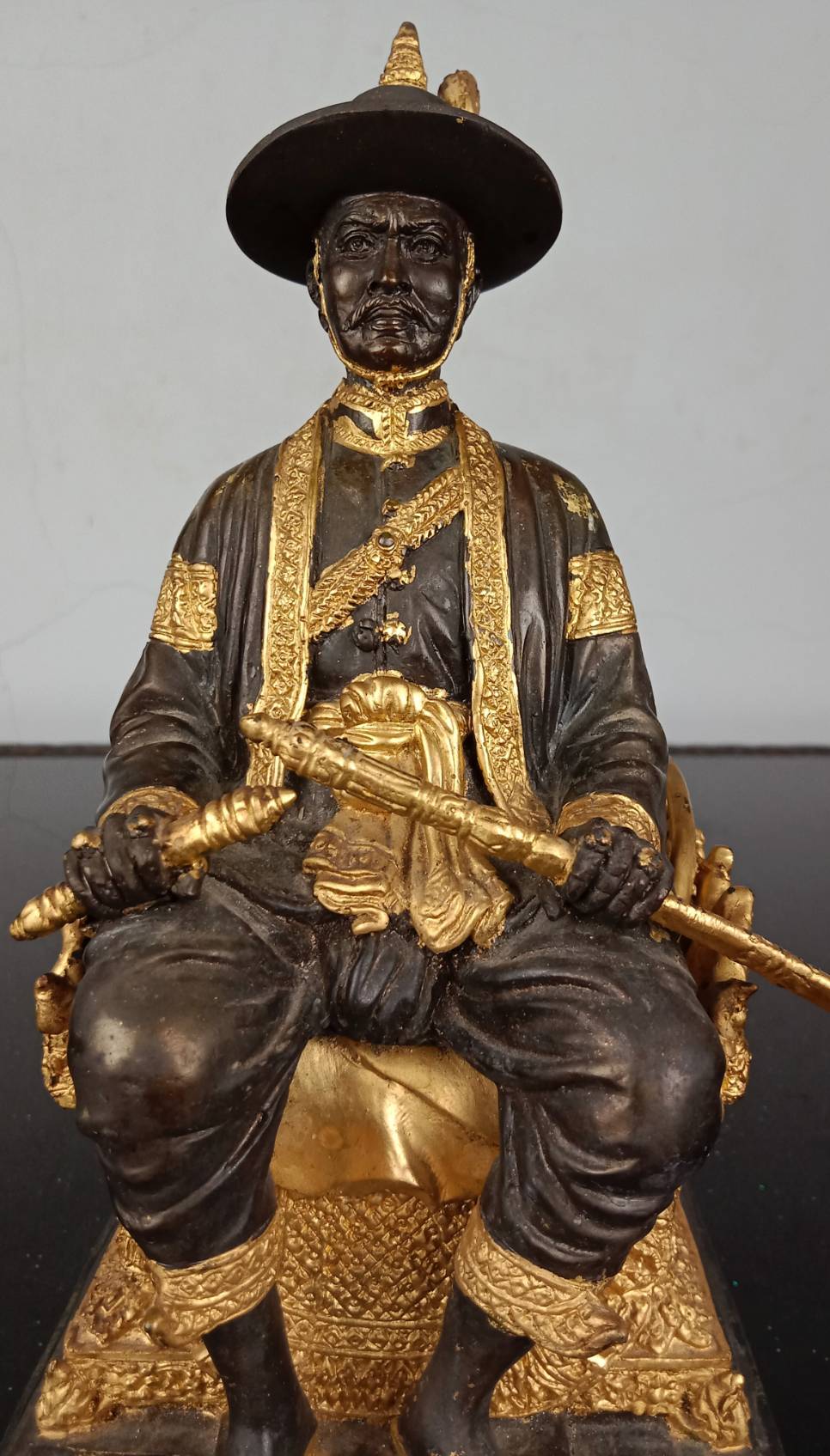 424.พระบรมรูปหล่อสมเด็จพระเจ้าตากสินมหาราช ทรงประทับนั่งบัลลังก์