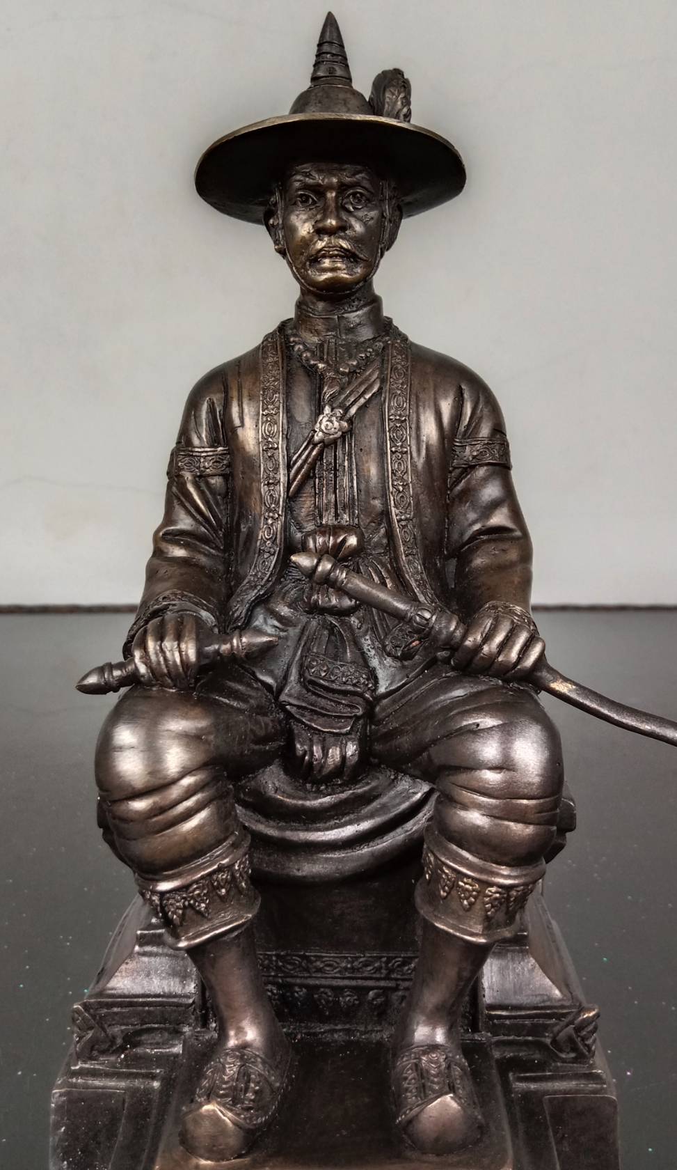 481.พระบรมรูปหล่อสมเด็จพระเจ้าตากสินมหาราช ทรงประทับนั่งบัลลังก์