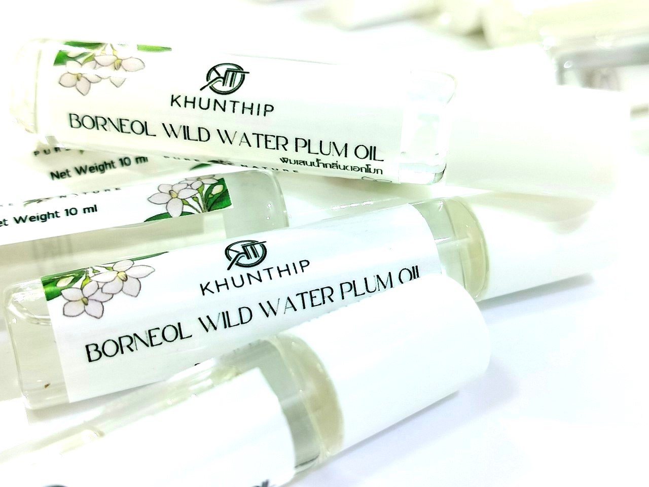 พิมเสนแท้ชนิดน้ำ กลิ่นดอกโมก คุณทิพย์ 10 มล. (Khunthip Wild Water Plum Camphor Borneol 10ml) ในรูปแบบโรลออน