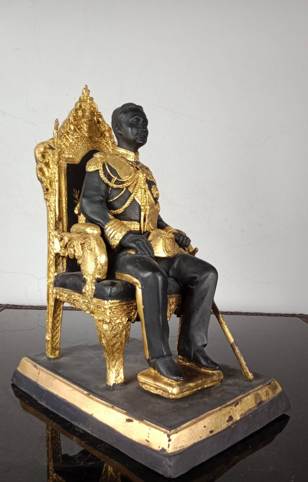 304.พระบรมรูปหล่อในหลวงรัชกาลที่5 พระบาทสมเด็จพระปรมินทรมหาจุฬาลงกรณ์ พระจุลจอมเกล้าเจ้าอยู่หัว ทรงประทับนั่งบัลลังก์