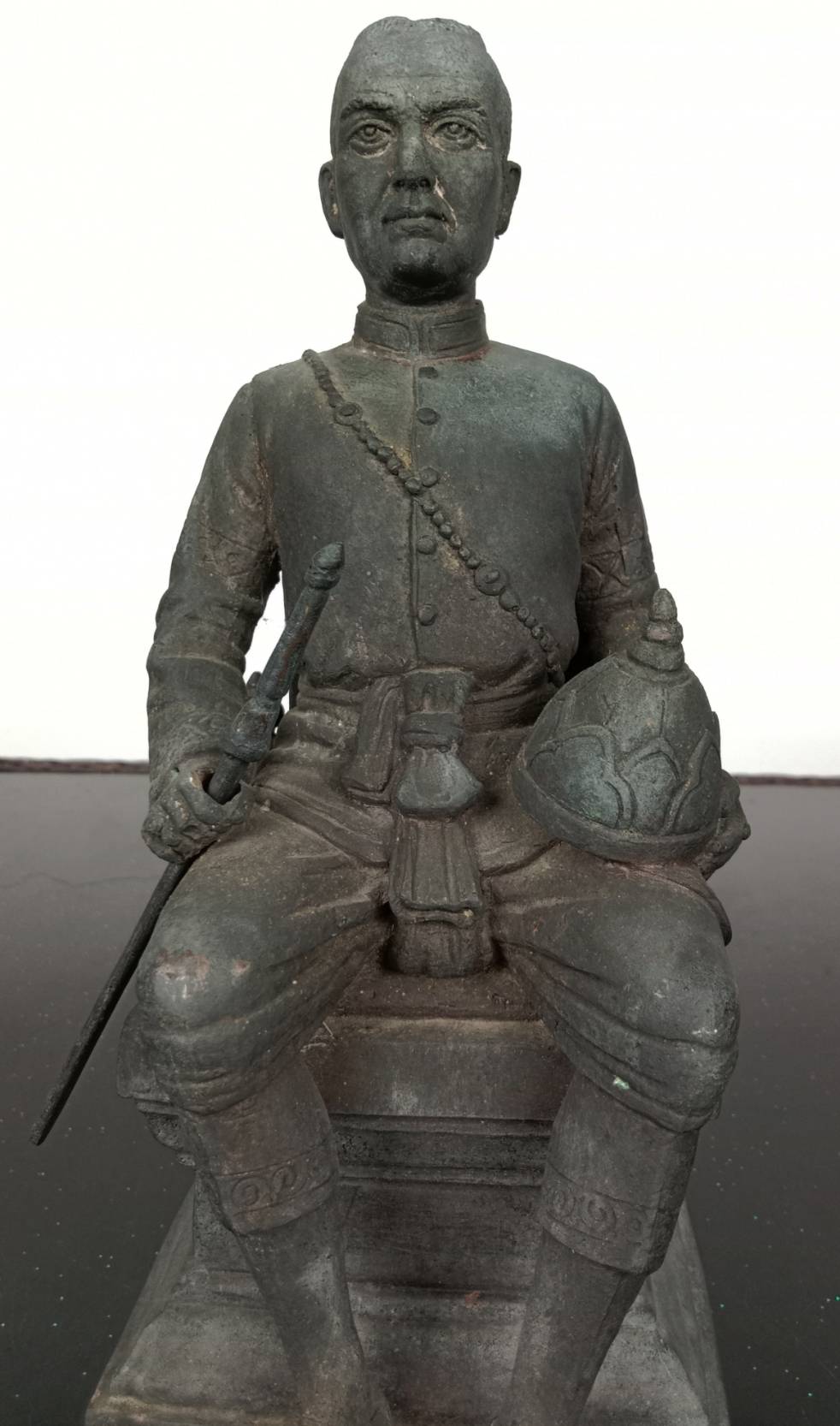 500.พระบรมรูปหล่อสมเด็จพระบวรราชเจ้ามหาสุรสิงหนาท(บุญมา) หรือสมเด็จเจ้าพ่อปากคลองตลาดทรงประทับนั่งบัลลังก์