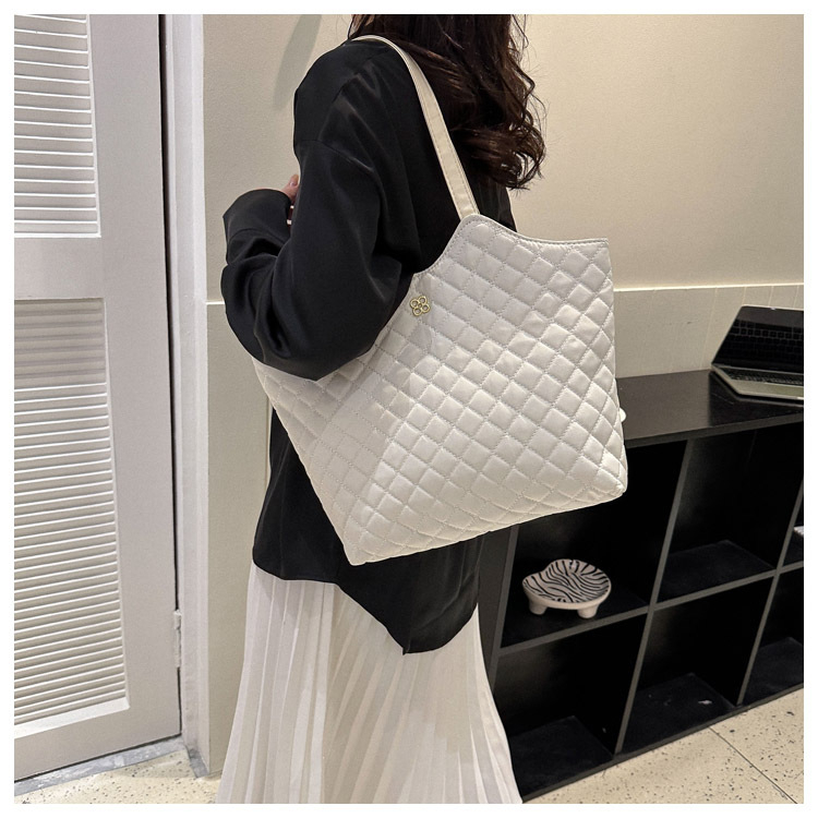 กระเป๋าใบใหญ่ กว้าง 15 นิ้ว กระเป๋าสะพายข้าง รหัส Bag003