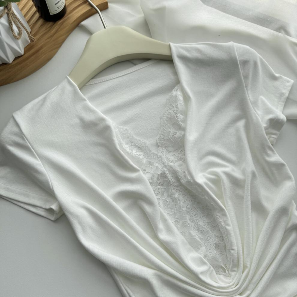 ส่งด่วนในไทย เสื้้อบอดี้สูท แต่งขอบลูกไม้ แหวกหน้าอก พร้อมส่ง CN7561