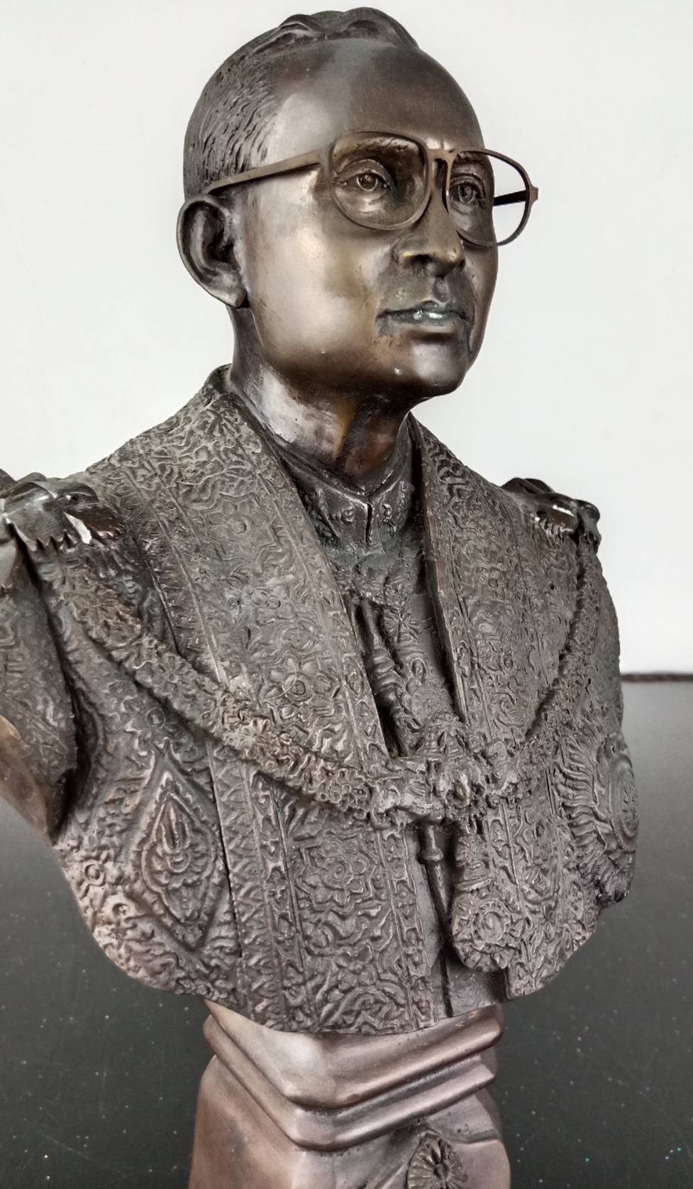 4.พระบรมรูปหล่อครึ่งพระองค์ในหลวงรัชกาลที่9 พระบาทสมเด็จพระปรมินทรมหาภูมิพลอดุลยเดช ฉลองพระองค์บรมราชภูษิตาภรณ์