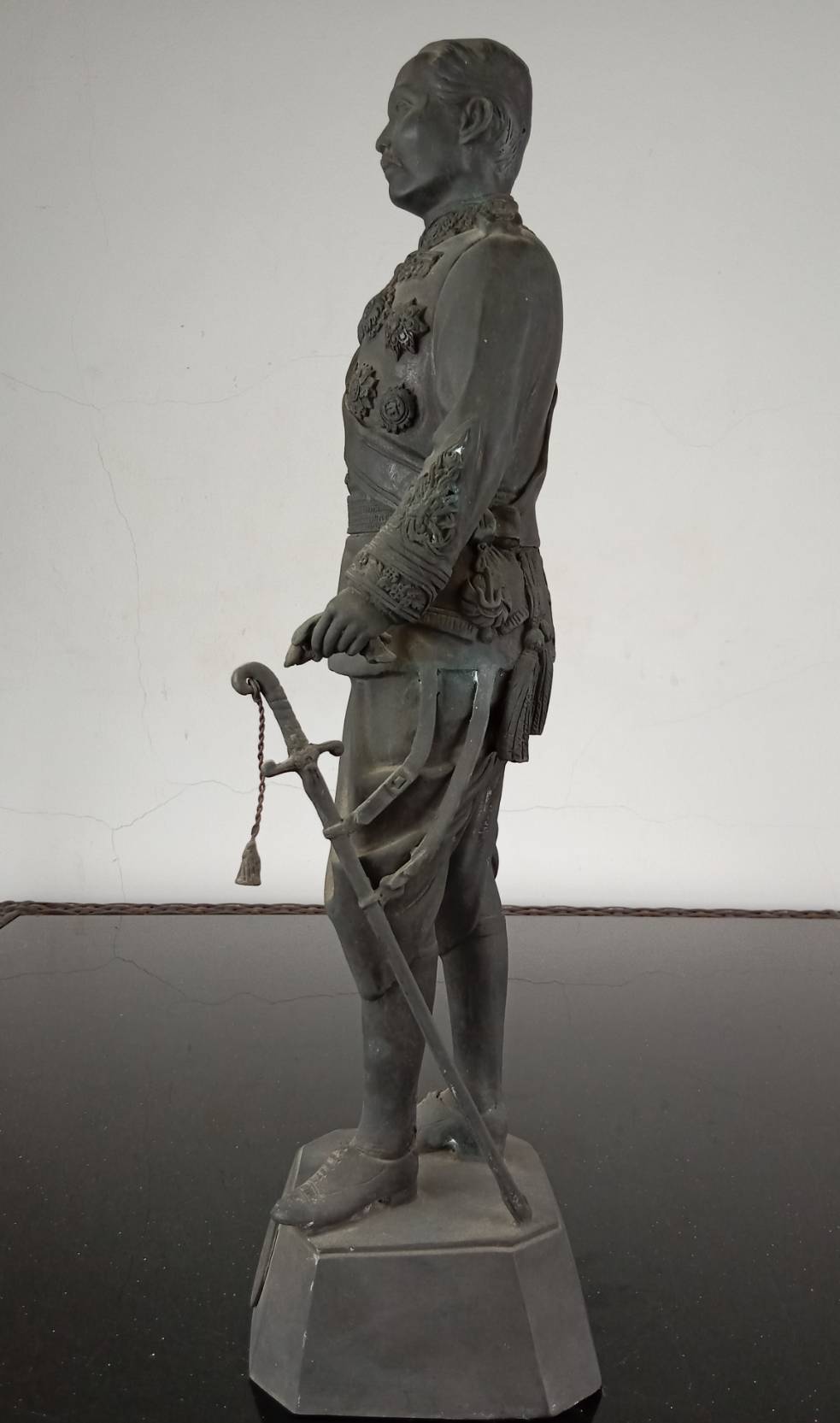 31.พระบรมรูปหล่อในหลวงรัชกาลที่5 พระบาทสมเด็จพระจุลจอมเกล้าเจ้าอยู่หัว ทรงยืนฉลองพระองค์ในราชปะแตนประดับเครื่องราชอิสริยาภรณ์ นุ่งผ้าโจงกระเบนสวมรองเท้าหุ้มส้น คาดพระแสงกระบี่