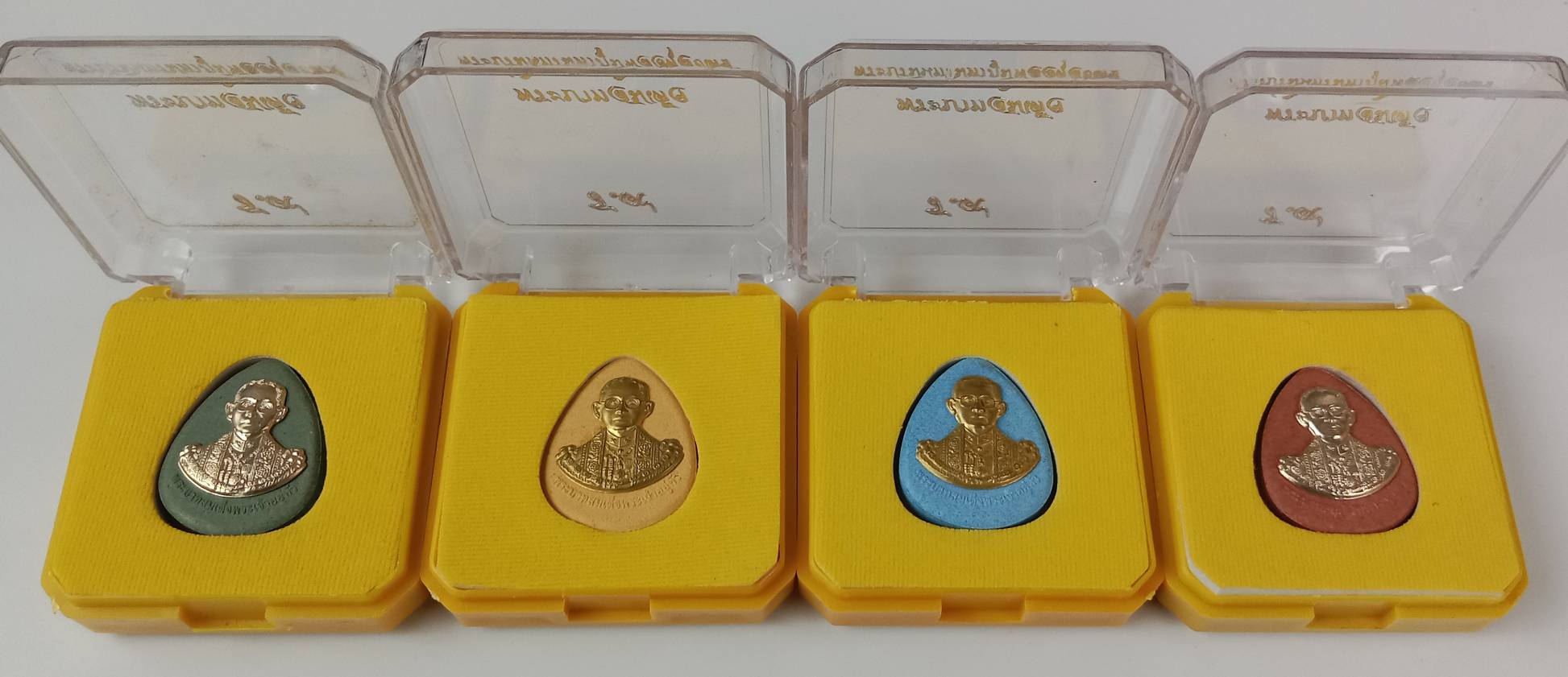184.พระผง พระบาทสมเด็จพระปรมินทรมหาภูมิพลอดุลยเดช มหิตลาธิเบศรรามาธิบดี จักรีนฤบดินทร สยามินทราธิราช บรมนาถบพิตร ในหลวงรัชกาลที่ 9 ออกเนื่องโอกาสมหามงคลเฉลิมพระชนมพรรษา 82 พรรษา จัดสร้างโดย ศาลาว่าการกรุงเทพมหานคร เมื่อ ปี พ.ศ.2552