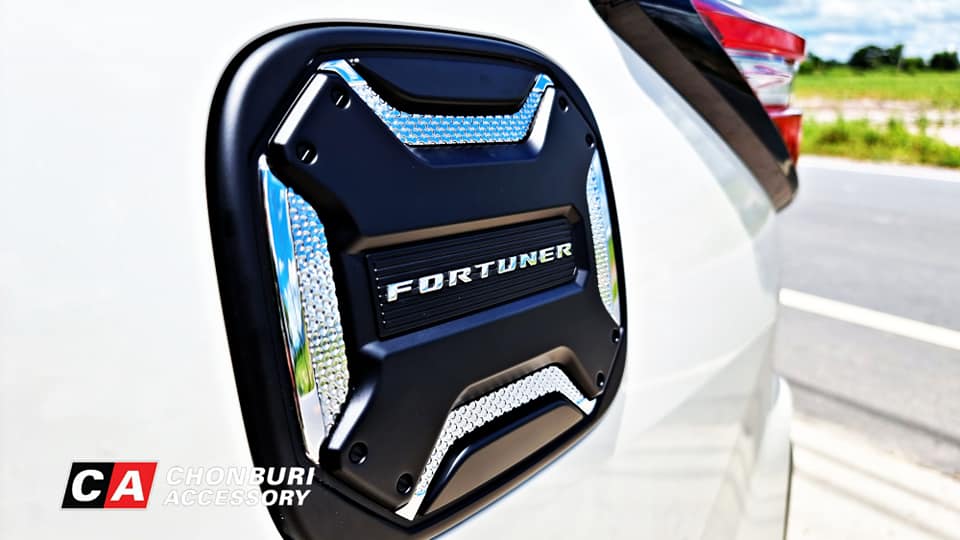 ชุดแต่งฝาปิดถังน้ำมันแท้ Toyota ฟอร์จูนเนอร์