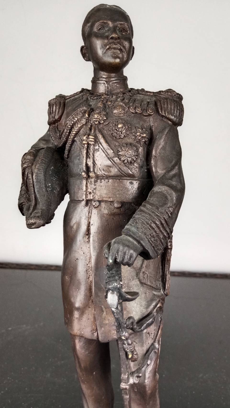 169.พระบรมรูปหล่อในหลวงรัชกาลที่5 พระบาทสมเด็จพระปรมินทรมหาจุฬาลงกรณ์ พระจุลจอมเกล้าเจ้าอยู่หัว ฉลองพระองค์เครื่องแบบจอมทัพเรือเต็มยศ ทรงประทับยืน ที่ระลึกครบรอบ 100 ปี กรมอู่ทหารเรือ เมื่อปี พ.ศ.2533