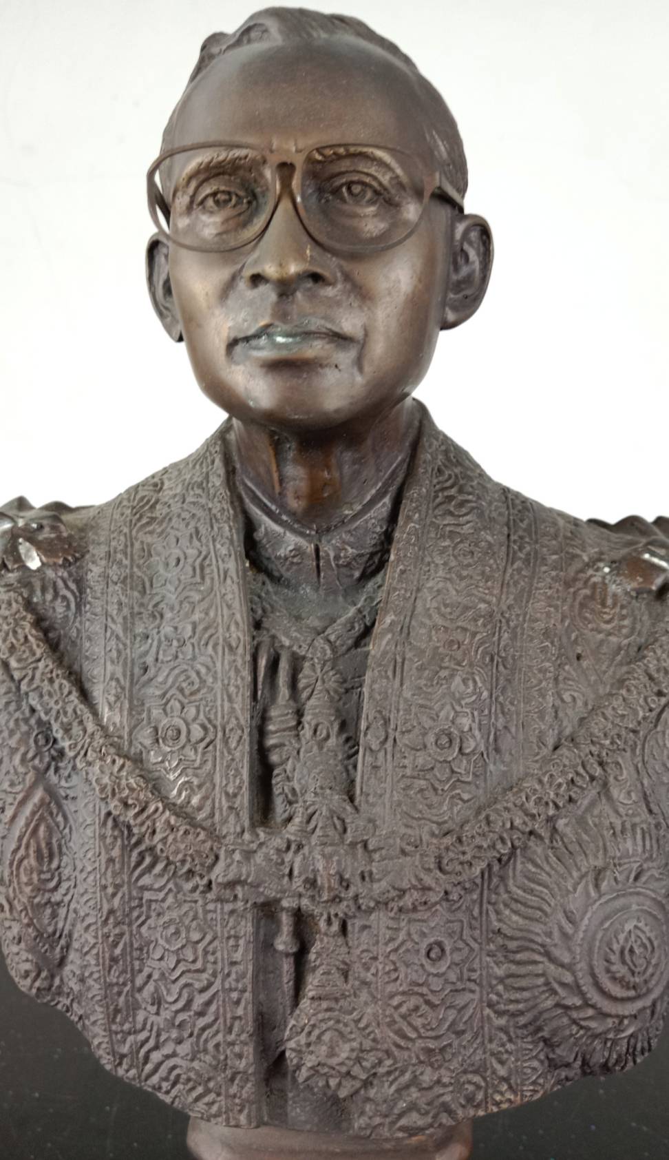 4.พระบรมรูปหล่อครึ่งพระองค์ในหลวงรัชกาลที่9 พระบาทสมเด็จพระปรมินทรมหาภูมิพลอดุลยเดช ฉลองพระองค์บรมราชภูษิตาภรณ์