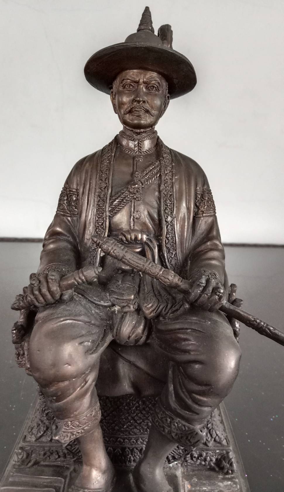 407.พระบรมรูปหล่อสมเด็จพระเจ้าตากสินมหาราช ทรงประทับนั่งบัลลังก์