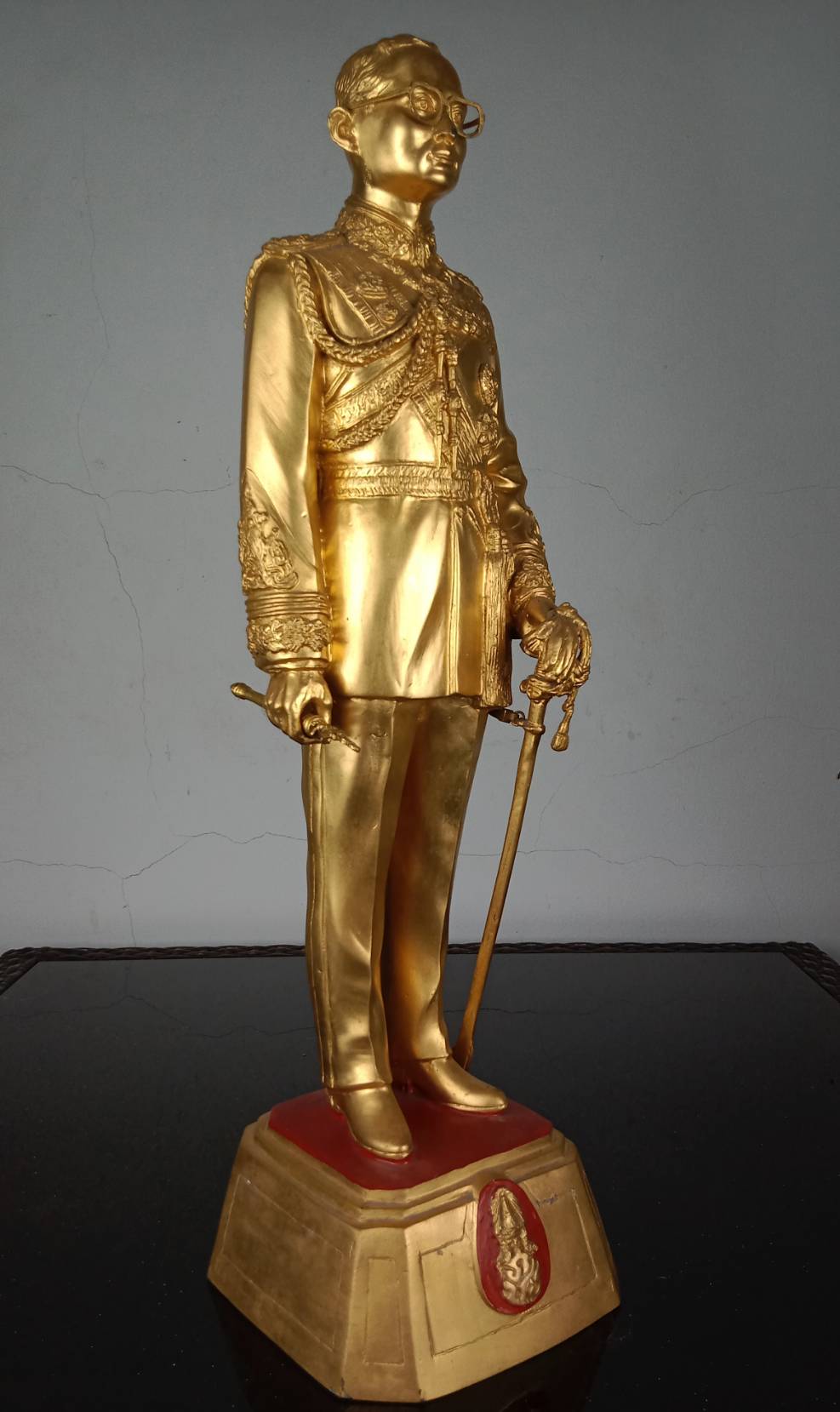 9.พระบรมรูปหล่อโลหะในหลวงรัชกาลที่9 พระบาทสมเด็จพระปรมินทรมหาภูมิพลอดุลยเดช(ทอง)