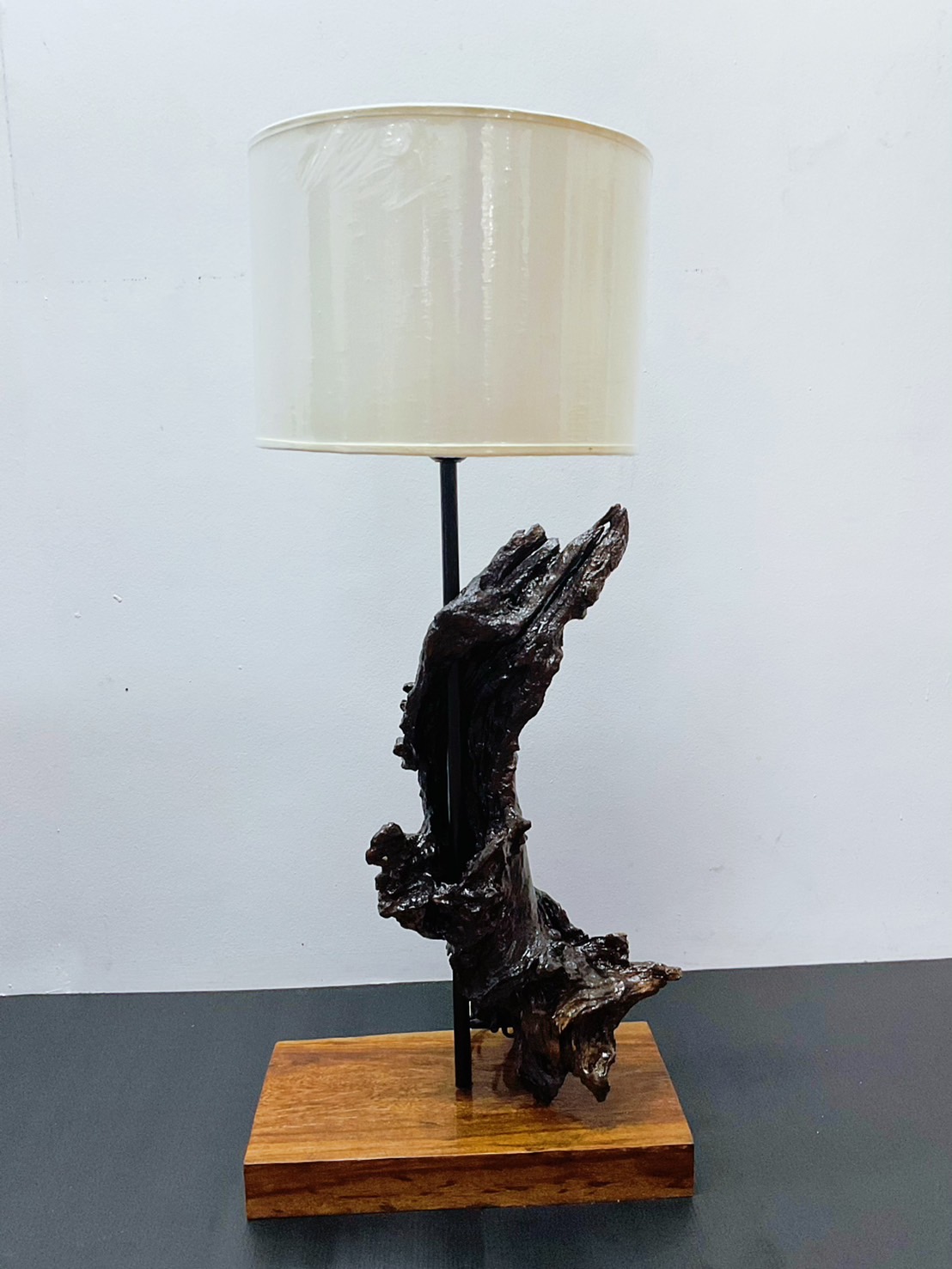 โคมไฟตั้งโต๊ะ แก่นรากไม้ สินค้า Handmade มีชิ้นเดียว Table lamp WOOD LED E27X1