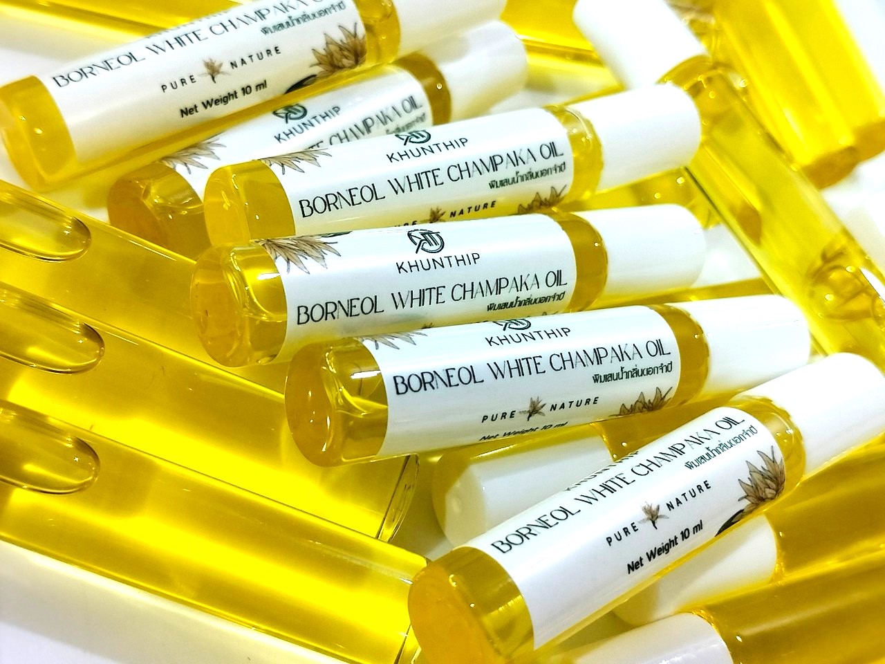 พิมเสนแท้ชนิดน้ำ กลิ่นจำปี คุณทิพย์ 10 มล. (Khunthip White Champaka Camphor Borneol 10ml) ในรูปแบบโรลออน