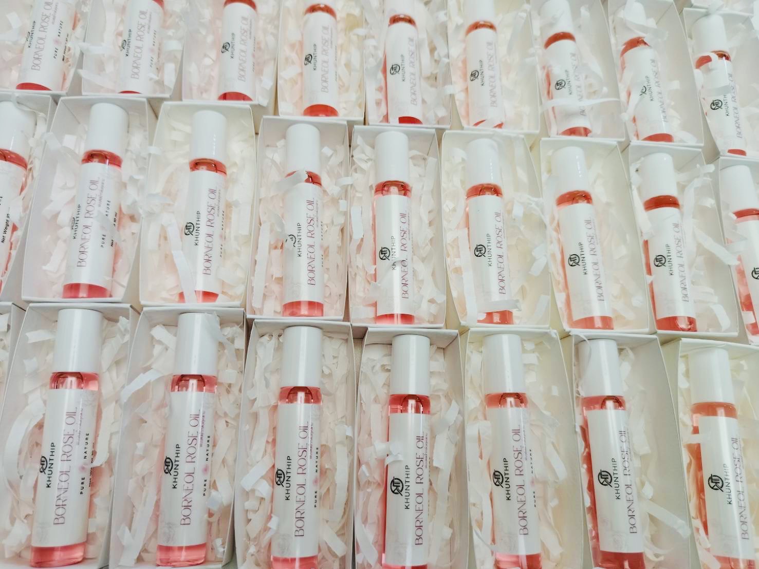 พิมเสนแท้ชนิดน้ำกลิ่นกุหลาบ คุณทิพย์ 10 มล. (Khunthip Rose Camphor Borneol 10ml) ในรูปแบบโรลออน