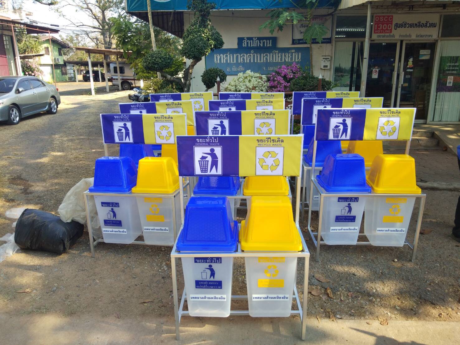 แท่นวางถังขยะ 60 ลิตร ขนาด 2 ช่อง มีแผงป้ายด้านหลัง