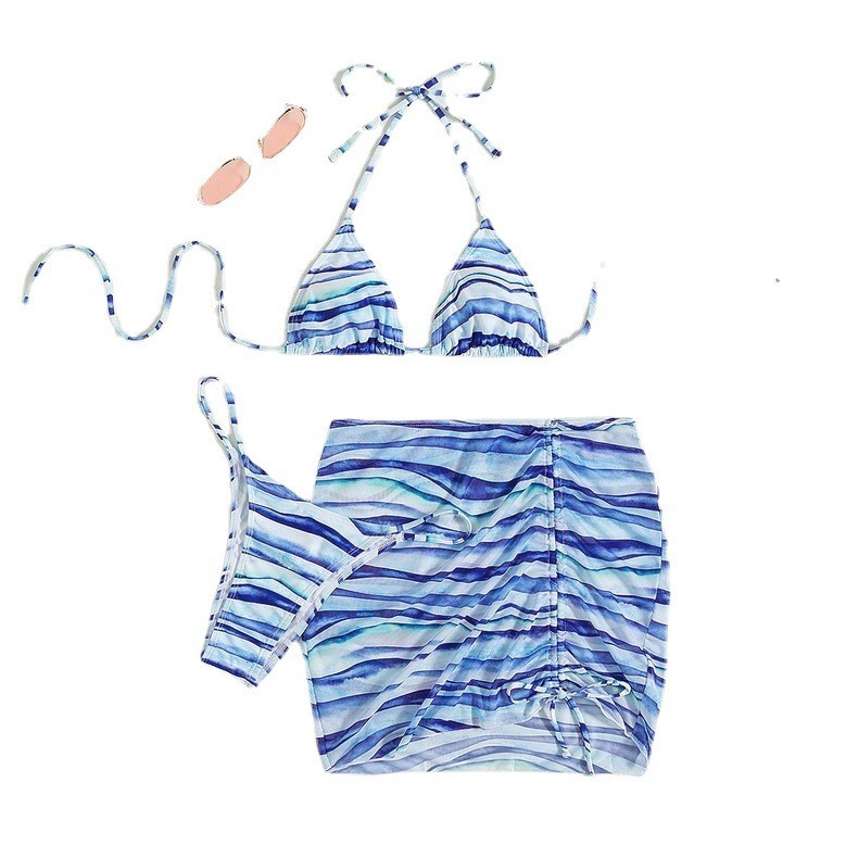 บิกินี่ 3 ชิ้น กระโปรงทรงเอสั้น ลายกราฟฟิคฟ้า พร้อมส่งในไทย SW021