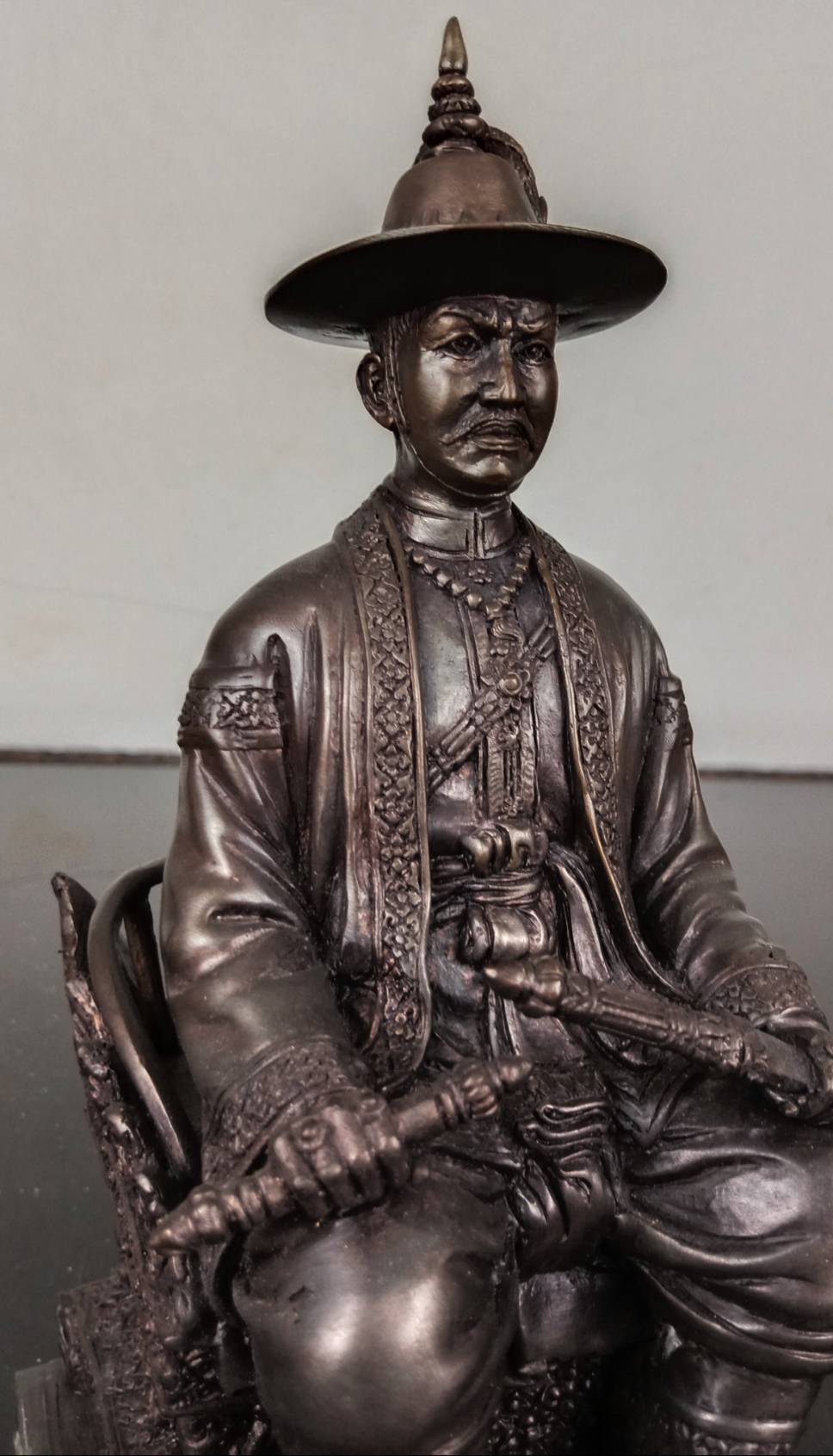 483.พระบรมรูปหล่อสมเด็จพระเจ้าตากสินมหาราช ทรงประทับนั่งบัลลังก์