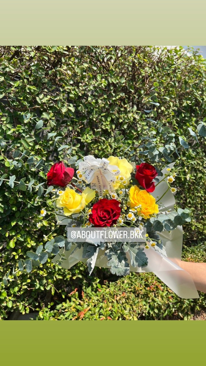 Fresh Flower Small Bouquet ดอกกุหลาบ สีแดง พร้อม ดอกกุหลาบสีเหลือง นำเข้า คัด Size จำนวน 6 ดอก พร้อมตกแต่ง สามารถเปลี่ยนสีได้