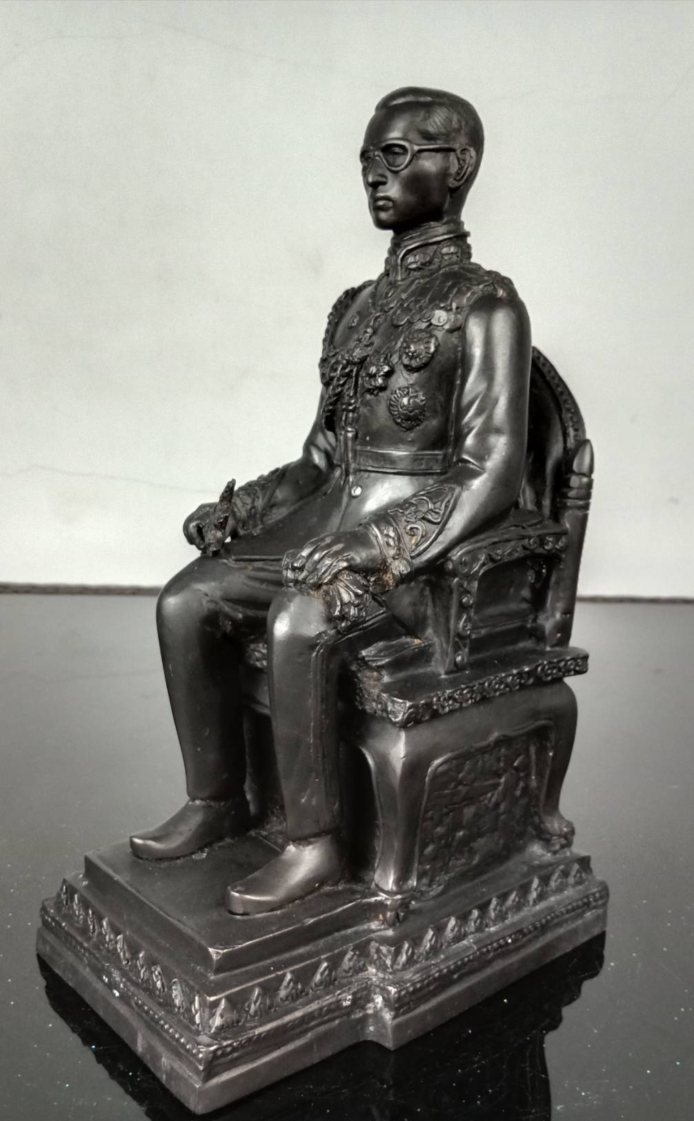 571.พระบรมรูปหล่อในหลวงรัชกาลที่ 9 พระบาทสมเด็จพระปรมินทรมหาภูมิพลอดุลยเดช ทรงประทับนั่งบัลลังก์