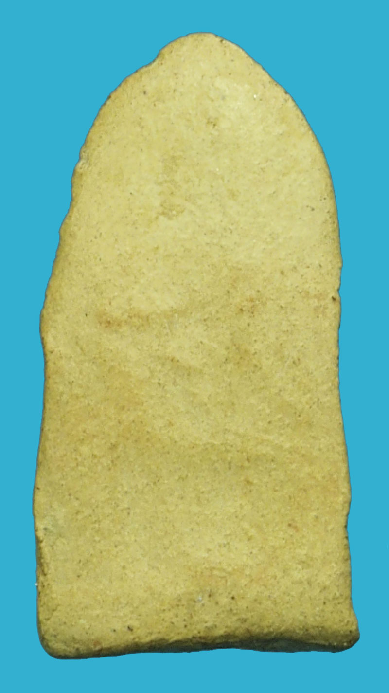 A5086 พระรอดลำพูนเนื้อดิน ใต้ฐาน มีเลข ๕ ไม่ทราบที่และปีสร้าง 9.1