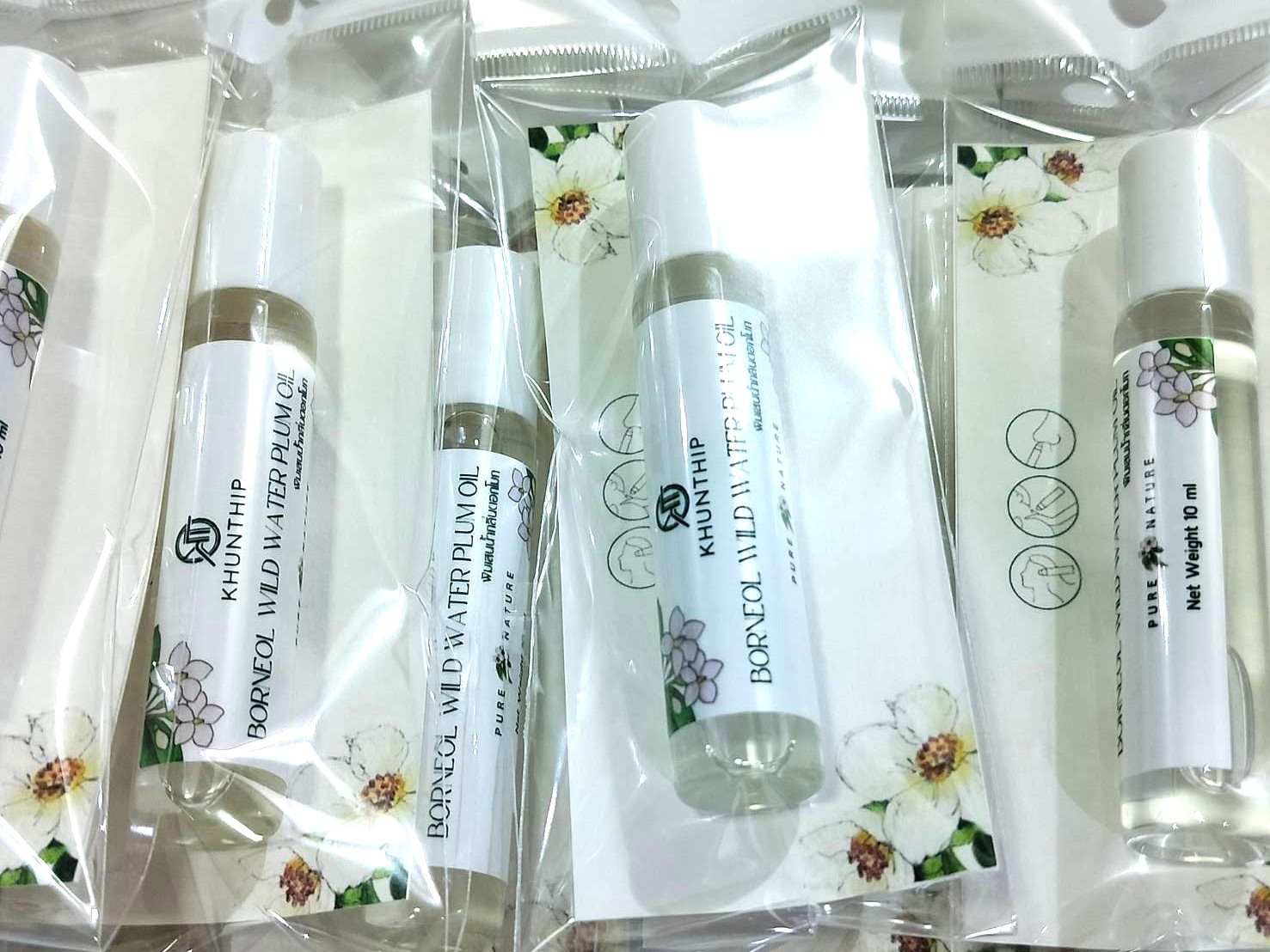 พิมเสนแท้ชนิดน้ำ กลิ่นดอกโมก คุณทิพย์ 10 มล. (Khunthip Wild Water Plum Camphor Borneol 10ml) ในรูปแบบโรลออน