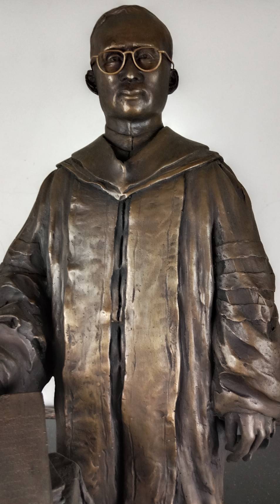 112.พระบรมรูปหล่อในหลวงรัชกาลที่9 พระบาทสมเด็จพระปรมินทรมหาภูมิพลอดุลยเดช ฉลองพระองค์ครุยดุษฎีบัณฑิตกิตติมศักดิ์ของสถาบันบัณฑิตพัฒนบริหารศาสตร์ ประทับยืน