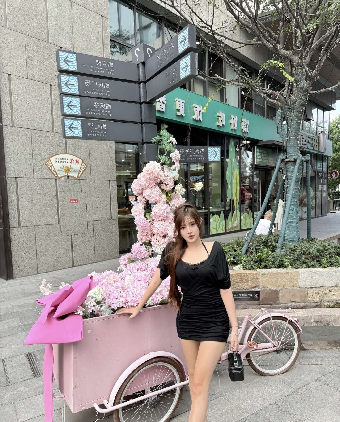 ชุดเดรสสั้น ดีเทลสายเดี่ยวแขนปาดไหล่ พร้อมส่งด่วนในไทย