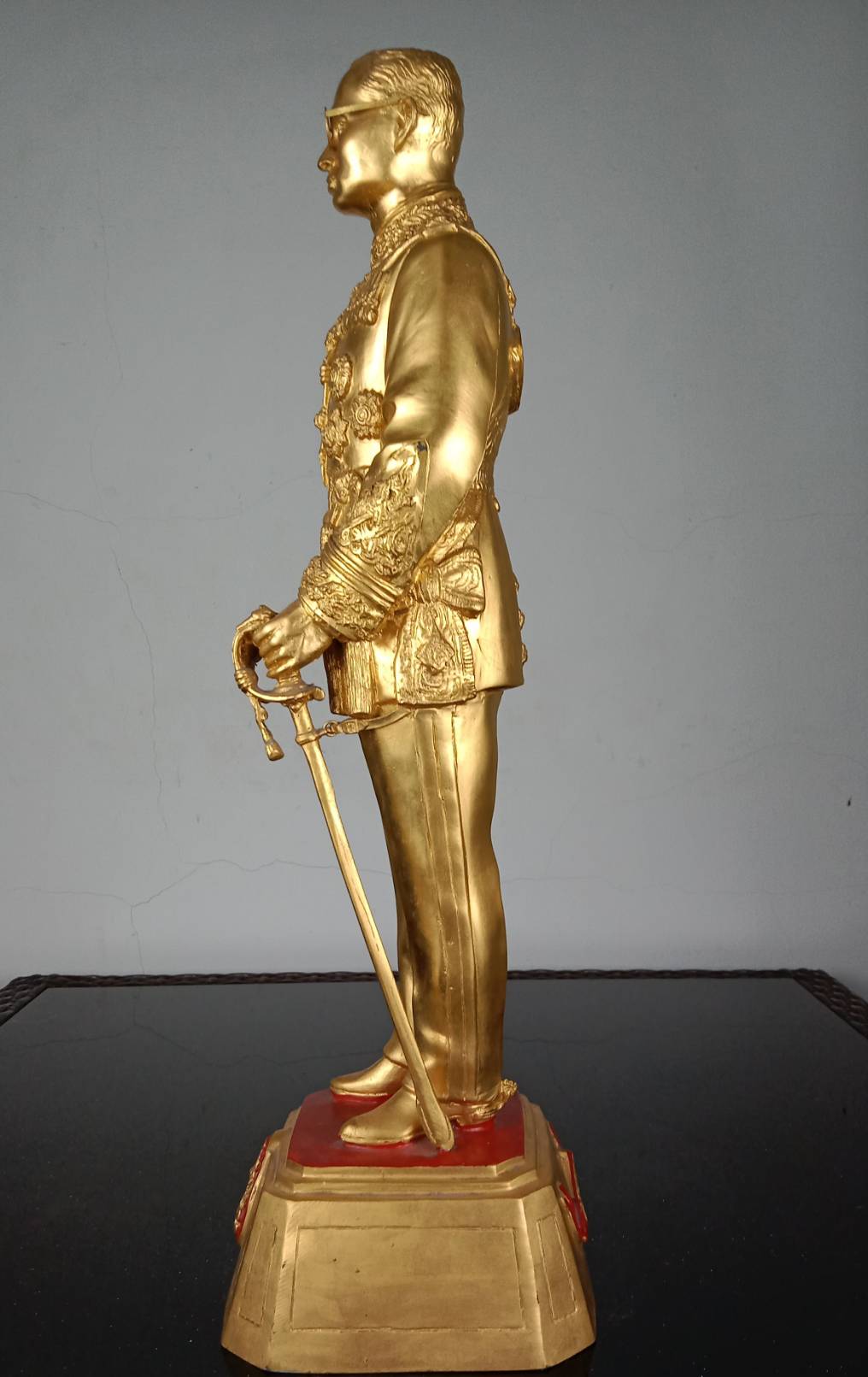 9.พระบรมรูปหล่อโลหะในหลวงรัชกาลที่9 พระบาทสมเด็จพระปรมินทรมหาภูมิพลอดุลยเดช(ทอง)