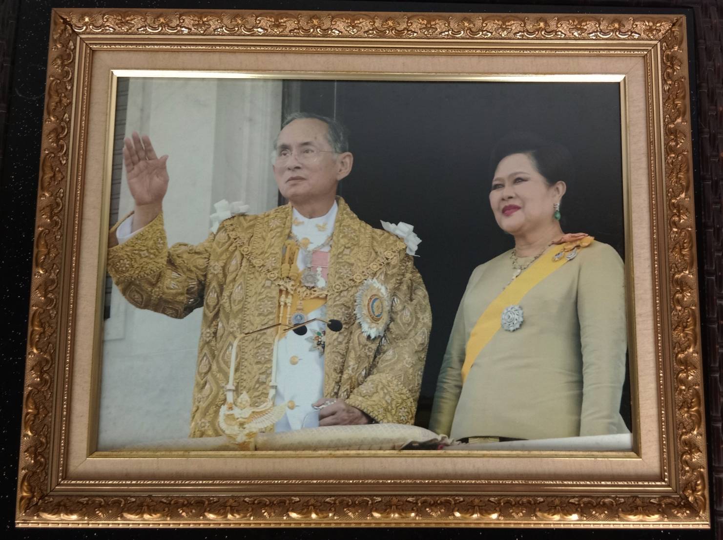 544.พระบรมฉายาลักษณ์ในหลวงรัชกาลที่ 9 และสมเด็จพระบรมราชีนีนาถในรัชกาลที่ 9