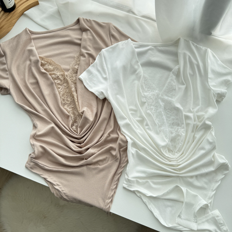 ส่งด่วนในไทย เสื้้อบอดี้สูท แต่งขอบลูกไม้ แหวกหน้าอก พร้อมส่ง CN7561