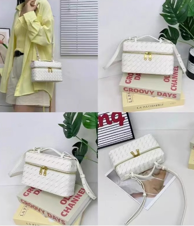 กระเป๋าสานสไตล์ Bottega สีขาว