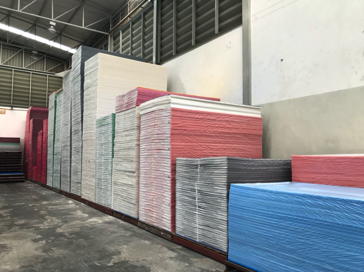 ฟิวเจอร์บอร์ดขนาด 1.30x2.45 M หนา 5 มม ทุกสี ราคาแผ่นละ 220บาท (บรรจุ10แผ่น/แพ็ค) ขายยกแพ็ค