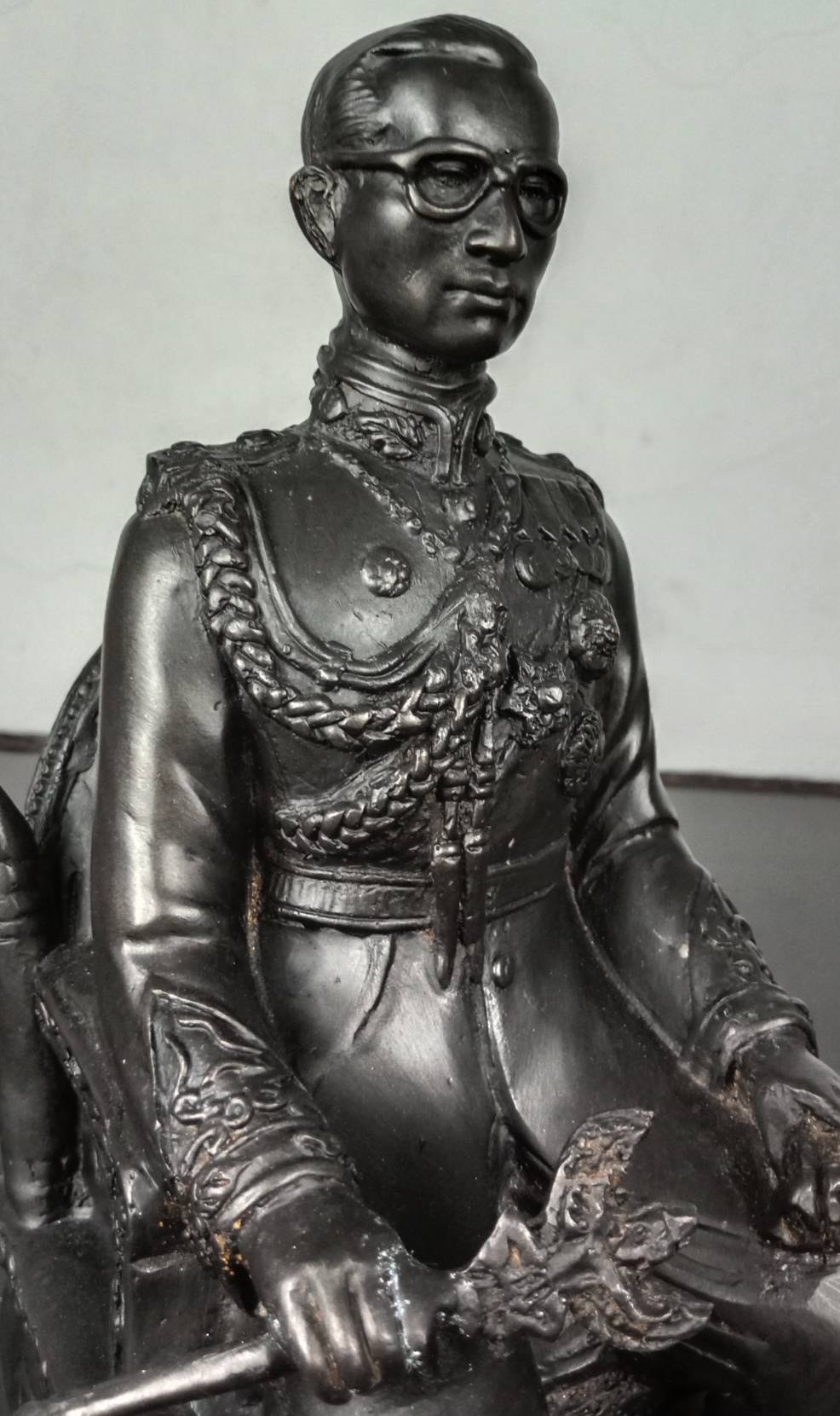 571.พระบรมรูปหล่อในหลวงรัชกาลที่ 9 พระบาทสมเด็จพระปรมินทรมหาภูมิพลอดุลยเดช ทรงประทับนั่งบัลลังก์