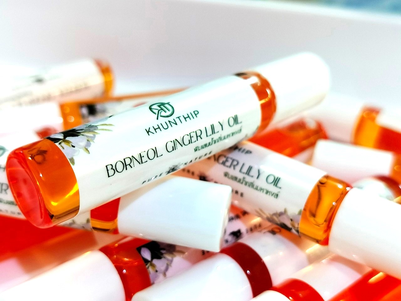 พิมเสนแท้ชนิดน้ำ กลิ่นมหาหงส์ คุณทิพย์ 10 มล. (Khunthip Ginger Lily Camphor Borneol 10ml) ในรูปแบบโรลออน